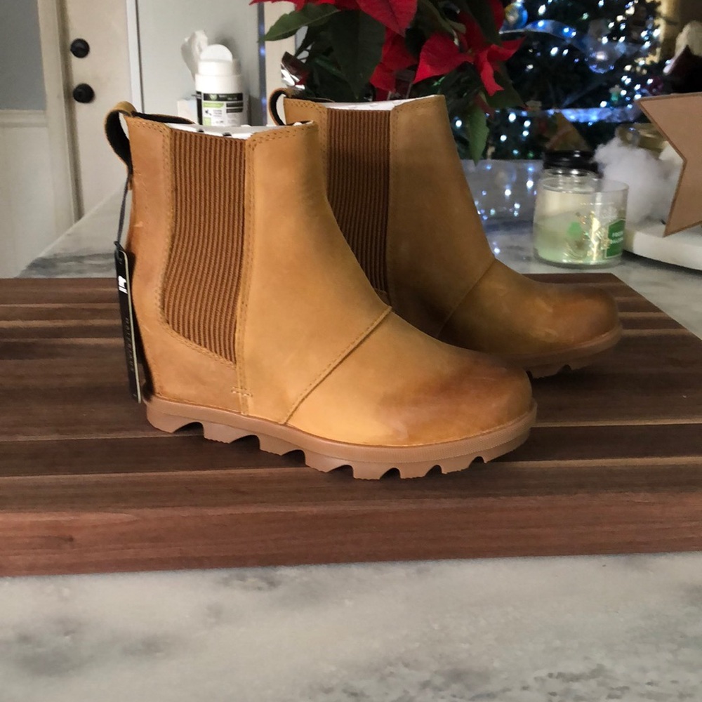 New with box Sorel Joan of Arc wedge boots